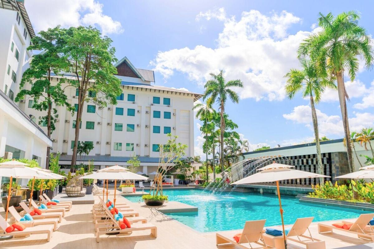 Pool and leisure deck near FINS Restaurant Wings by Croske
