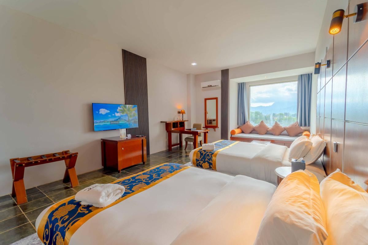 Guest room stay context for FINS Restaurant diners